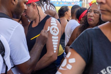 Foliões ganham pinturas corporais gratuitas para desfile de Carlinhos Brown e Timbalada no Campo Grande