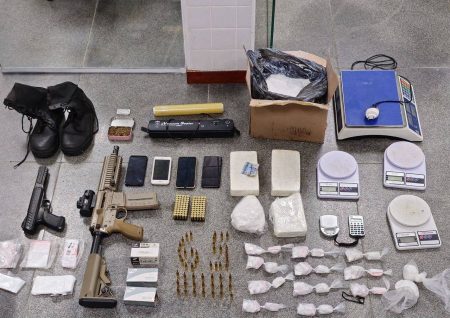 Polícia apreende fuzil, munições e drogas em Feira de Santana