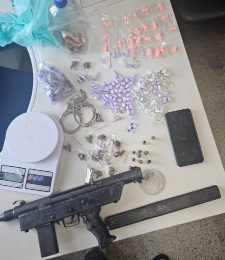 Polícia apreende submetralhadora artesanal e drogas na Suburbana