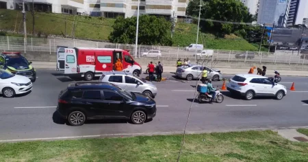 VÍDEO: Acidente na Avenida ACM deixa duas pessoas feridas