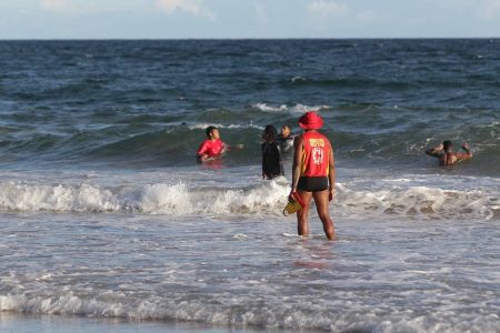 Jovem desaparece após afogamento em praia de Lauro de Freitas