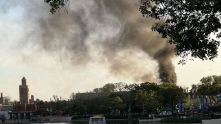 Parque temático da Disney é atingido por incêndio