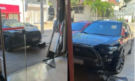 Carro invade delicatessen em Salvador e destrói fachada de vidro