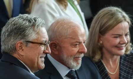 Gleisi Hoffmann assume Relações Institucionais e destaca isenção do IR como prioridade