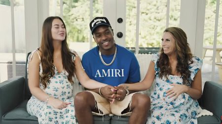 VÍDEO: YouTuber surpreende ao confirmar trisal com namorada e sogra; veja