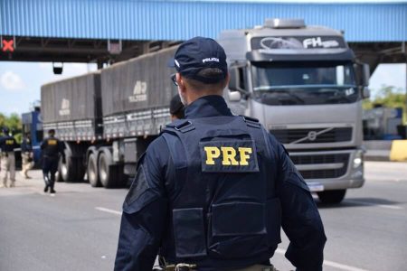 Homem é preso com 377 kg de maconha em carro de luxo na BR-116