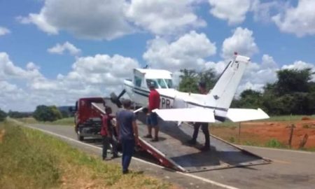 Avião de pequeno porte realiza pouso de emergência em rodovia na Bahia