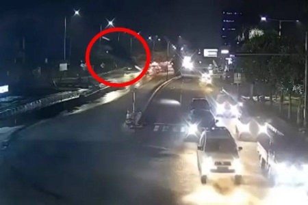 Vídeo: Motorista segue rota do GPS e cai de ponte inacabada na Indonésia