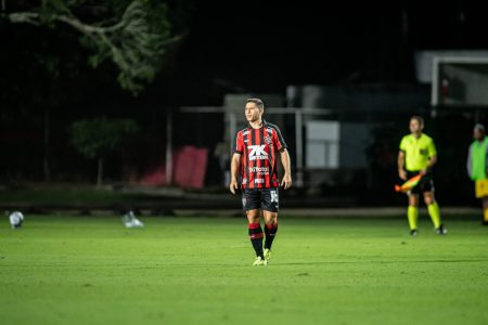 Vitória viaja para Buenos Aires em busca de resultado positivo pela Sul-Americana; confira a rotina do Leão