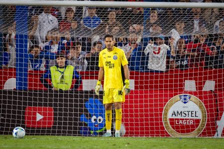 De promessa a realidade: Ronaldo conquista a titularidade com bom desempenho no gol do Bahia