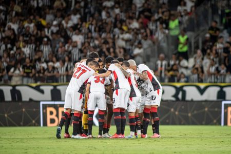 Vitória recebe o Fortaleza em busca da primeira vitória no Brasileirão nesta quarta (16)