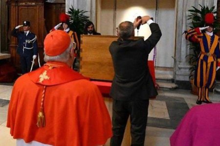 VÍDEO: Corpo do Papa Francisco é sepultado em cerimônia reservada