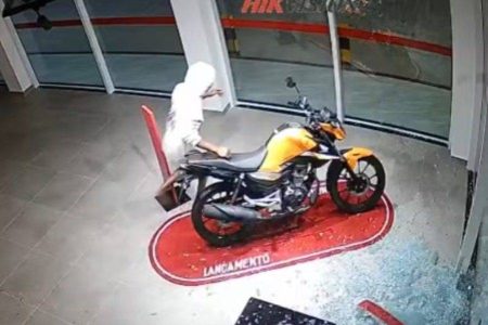 Vídeo: Adolescentes são apreendidos após furtar motos em concessionária recém-inaugurada na Bahia