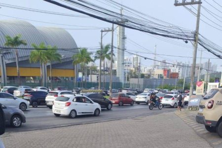 VÍDEO: Ex-funcionários da CSN fazem protesto na Avenida Paralela nesta quarta-feira (02)