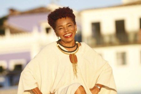 Despedida: Artistas, amigos e família homenageiam a jornalista Wanda Chase em velório