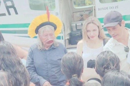 Angelina Jolie visita aldeia indígena no Brasil ao lado do cacique Raoni
