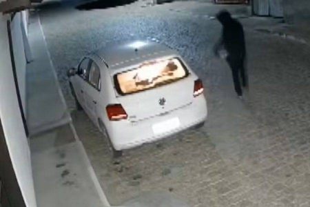 Carro do prefeito de Botuporã é incendiado por homem encapuzado