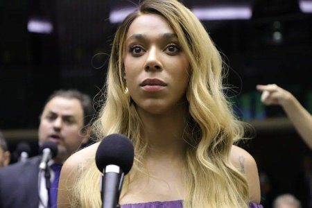 Erika Hilton tem visto para os EUA emitido com gênero masculino e acusa ato de violência diplomática