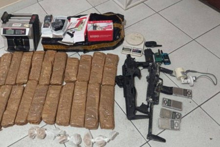 Submetralhadora, drogas e rádios são apreendidos pela PM em Salvador