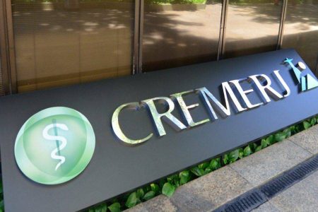 Mulher tenta se registrar no CREMERJ com diploma falso da UNEB