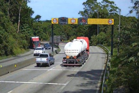 Imagens confirmam que caminhão tombado na BR-101 trafegava abaixo do limite de velocidade