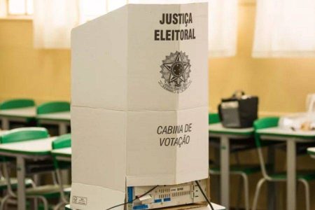 Chega de distrações: projeto visa criminalizar uso de celular nas urnas