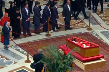 Geneviève Jeanningros: a freira que quebrou protocolo e representou os invisíveis no adeus a Francisco