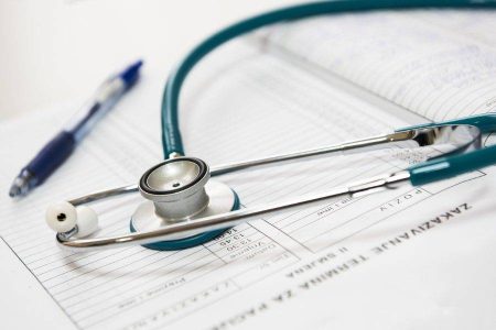 Cursos de Medicina da Bahia serão punidos após nota 2 no Enamed; entenda