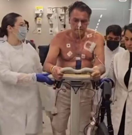 Após cirurgia, Bolsonaro diz viver “mais um milagre” e aparece caminhando no hospital; veja