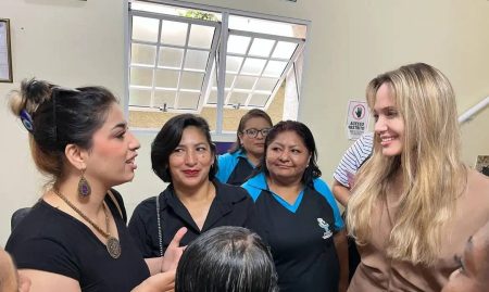 Angelina Jolie visita centro de apoio a imigrantes em São Paulo