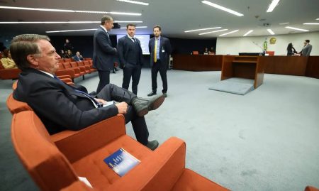 Moraes dá cinco dias para defesa de Bolsonaro e outros sete réus em ação penal sobre tentativa de golpe