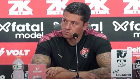Técnico Thiago Carpini comenta atuação do Vitória contra o Defensia y Justicia