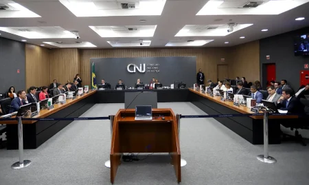 CNJ aposenta juíza do ES por favorecer advogados e permitir que estagiários conduzissem julgamentos; entenda