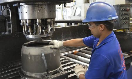 Indústria de máquinas e equipamentos registra alta de quase 17% nas vendas no início de 2025