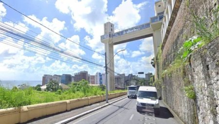 Ladeira da Montanha é interditada após risco de desabamento em casarão