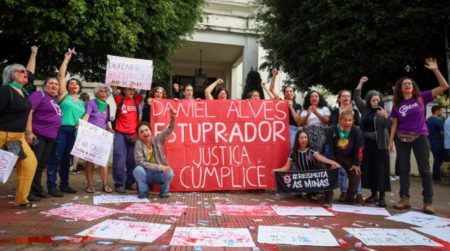 Feministas protestam em frente ao Consulado da Espanha em SP após absolvição de Daniel Alves