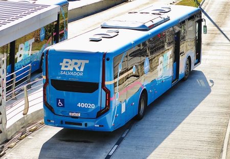 Motociclista invade via do BRT e fica ferido após colisão em Salvador