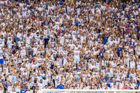 Sob proibição do BEPE, torcida BAMOR faz bateria durante o jogo contra o Paysandu