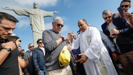 Carlo Ancelotti conhece Cristo Redentor e recebe bênção de padre