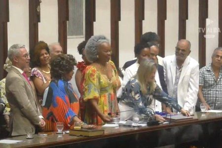 VÍDEO: Alcione recebe título de cidadã baiana em sessão na Assembleia Legislativa