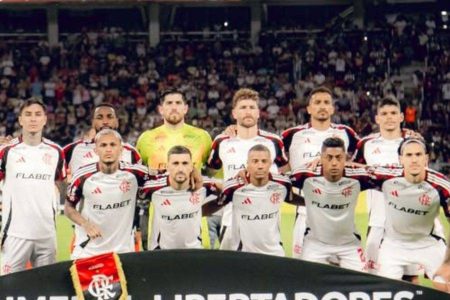 Jogadores do Flamengo sofrem tentativa de assalto após chegada ao Rio