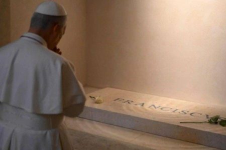 Papa Leão XIV faz primeira viagem oficial e visita túmulo do papa Francisco