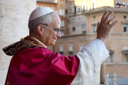 Papa Leão XIV segue linha de inclusão e encoraja acolhimento LGBTQ+