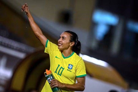 Marta é eleita a maior jogadora da história do futebol feminino pela IFFHS