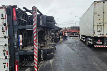 Motociclista morre atropelado após derrapar em pista com óleo na BR-324