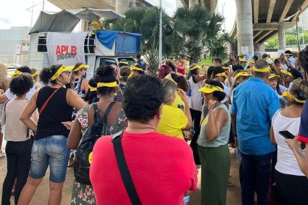 Greve dos professores de Salvador chega ao quarto dia com protesto na Rótula do Abacaxi