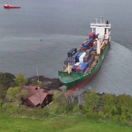 Inusitado! Navio gigante encalha no jardim de uma casa na Noruega; veja o vídeo