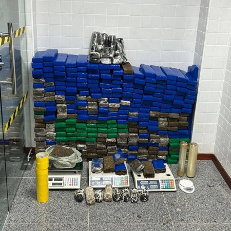 Mulher é presa com explosivos e drogas no centro de Feira de Santana