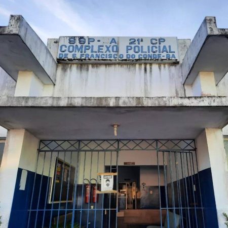 Polícia encontra corpo enterrado em quintal e cão morto dentro de uma casa na Bahia
