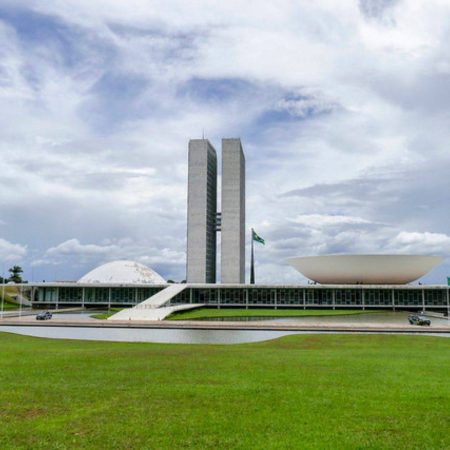 Fim a reeleição! Duração de mandatos têm resistências no Congresso; entenda